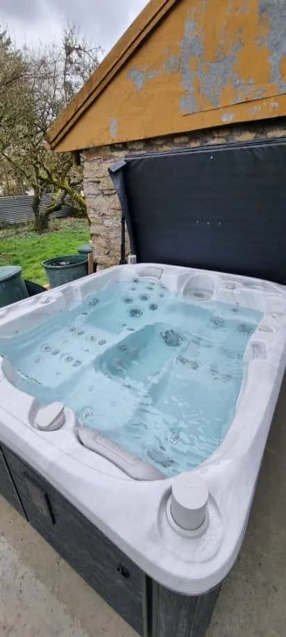 Installation d'un spa Rødberg Full option dans le Territoire de Belfort, autre vue du chantier