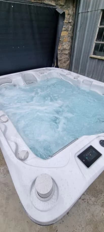 Installation d'un spa Rødberg Full option dans le Territoire de Belfort, autre vue du chantier