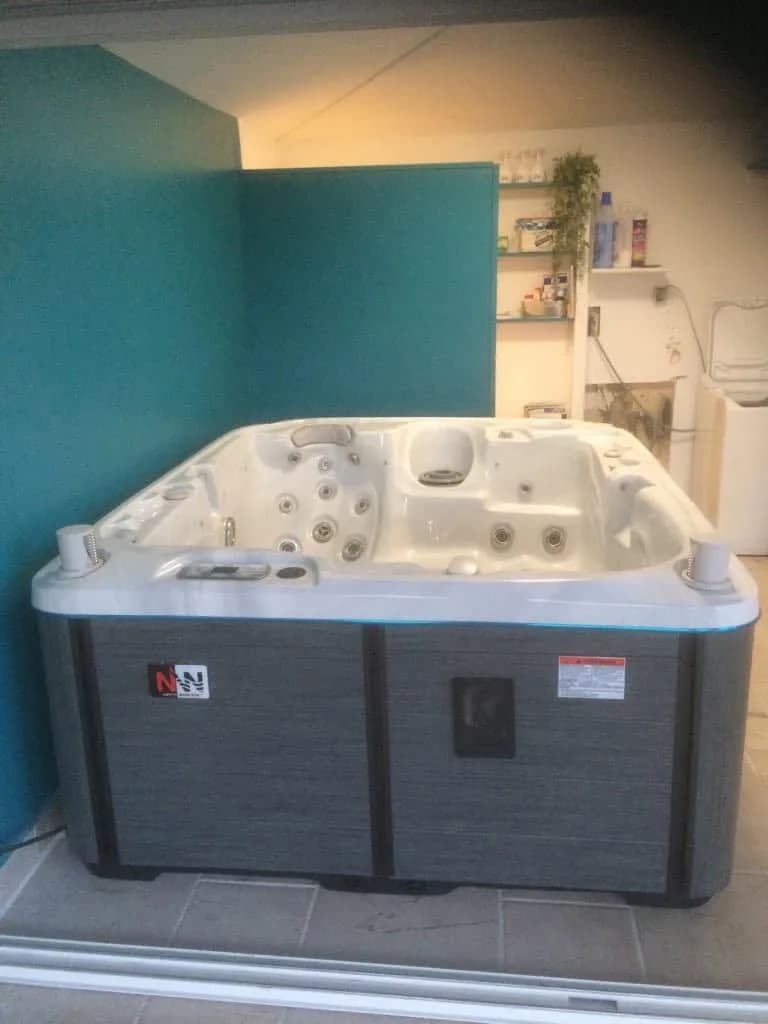 Installation d'un spa Rødberg Full option dans le Vaucluse, en intérieur, sur un sol carrelé