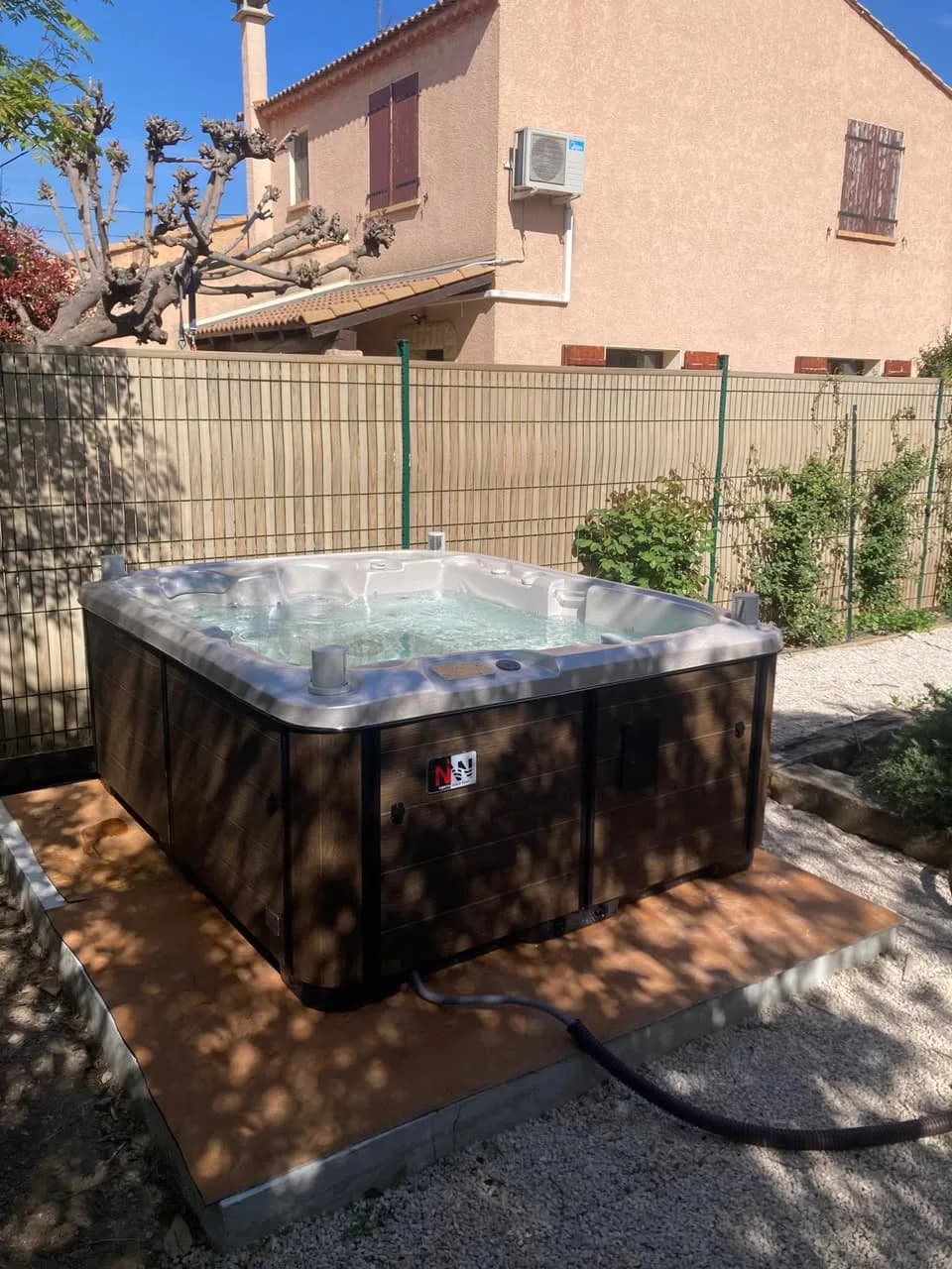 Installation d'un spa Rødberg Full option à Gardanne, dans un jardin clos, tablier brun