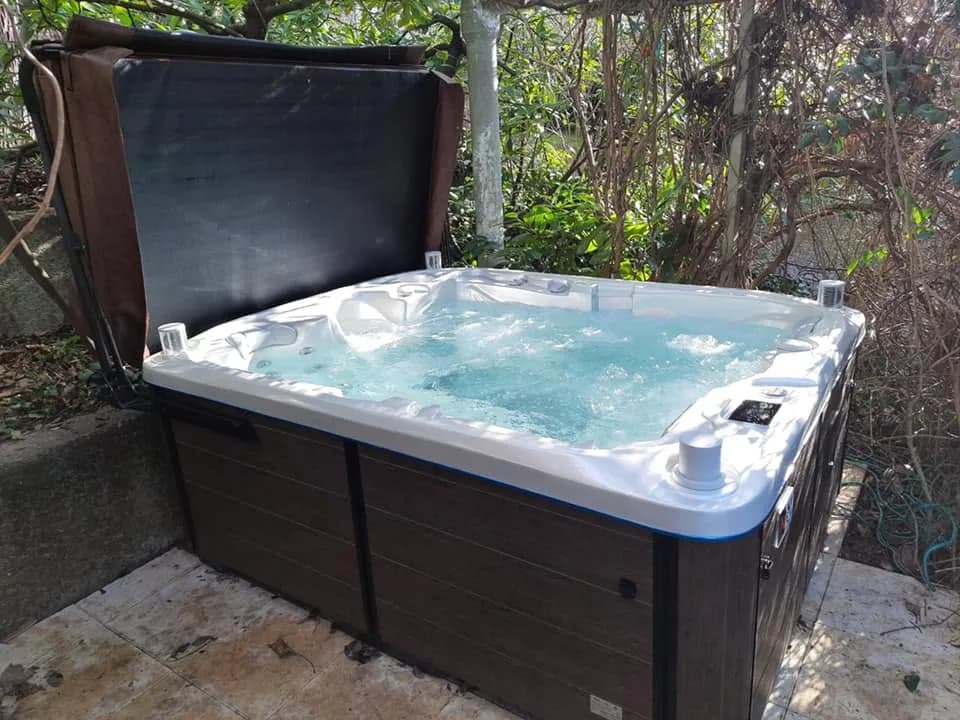 Installation d'un spa Rødberg Full option à Guebwiller, sur une dalle au fond du jardin