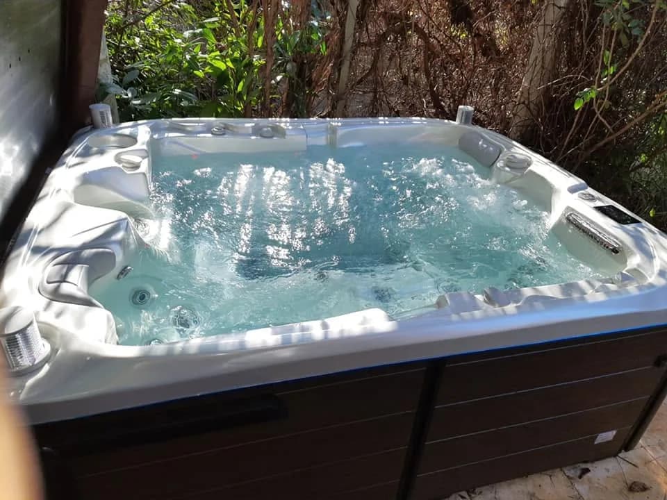 Installation d'un spa Rødberg Full option à Guebwiller, autre vue du chantier