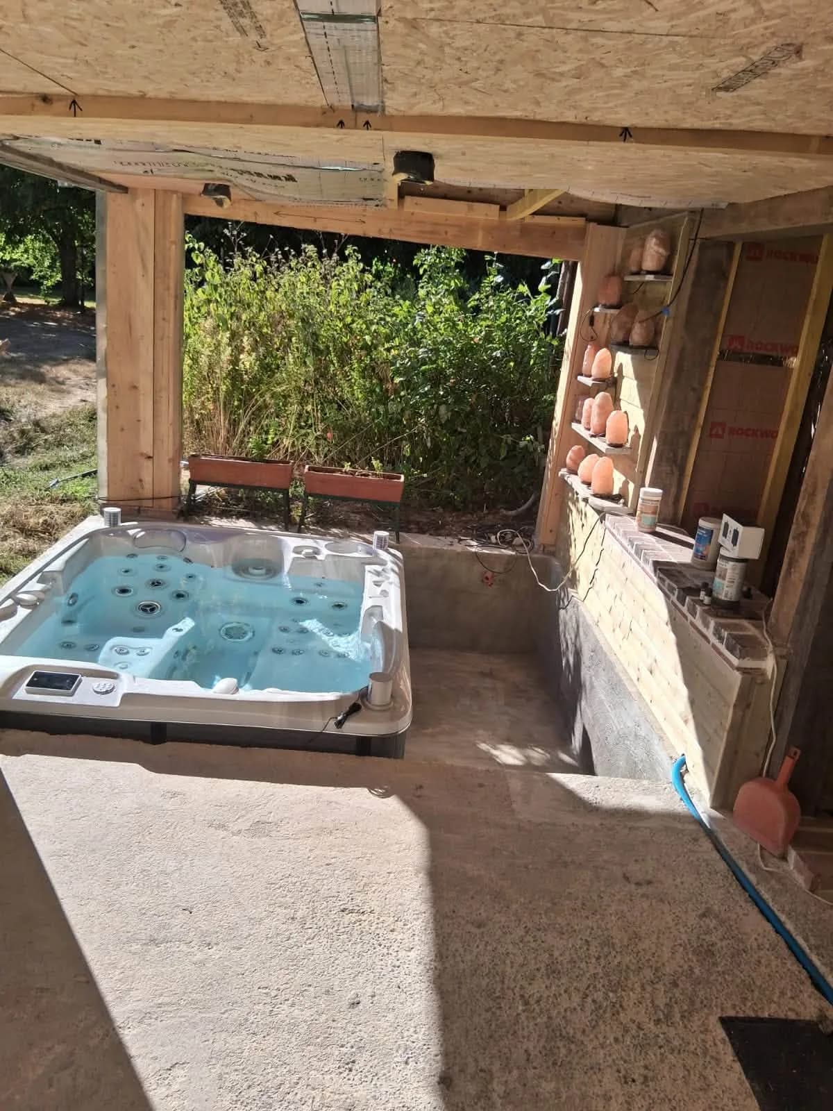 Installation d'un spa Rødberg Full option à La Gonfrière, autre vue du chantier