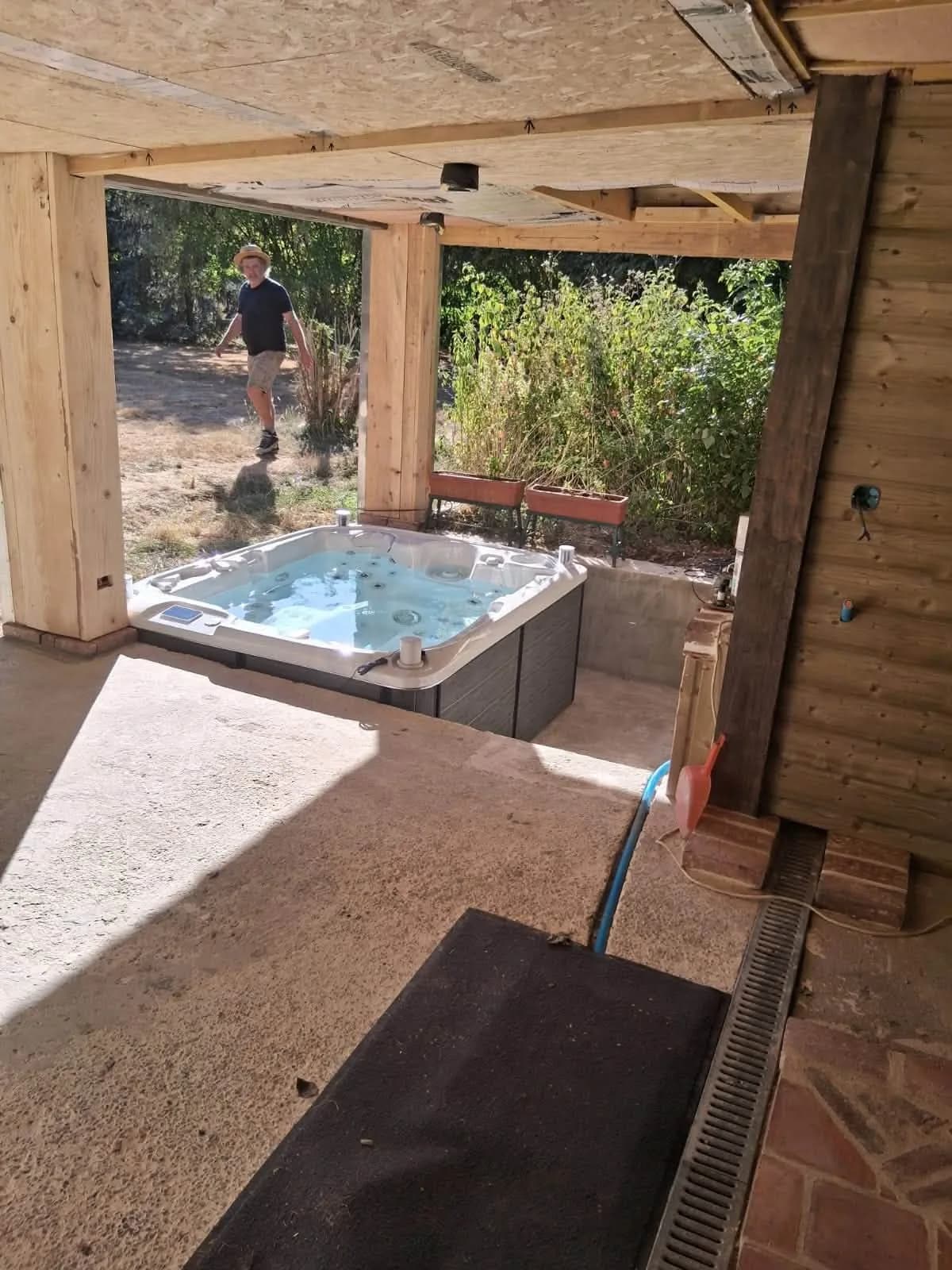 Installation d'un spa Rødberg Full option à La Gonfrière, autre vue du chantier