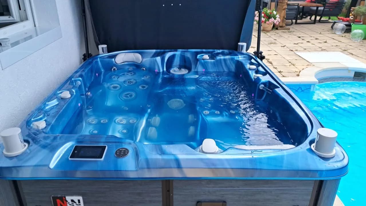 Installation d'un spa Rødberg Full option à Linsdorf, autre vue du chantier