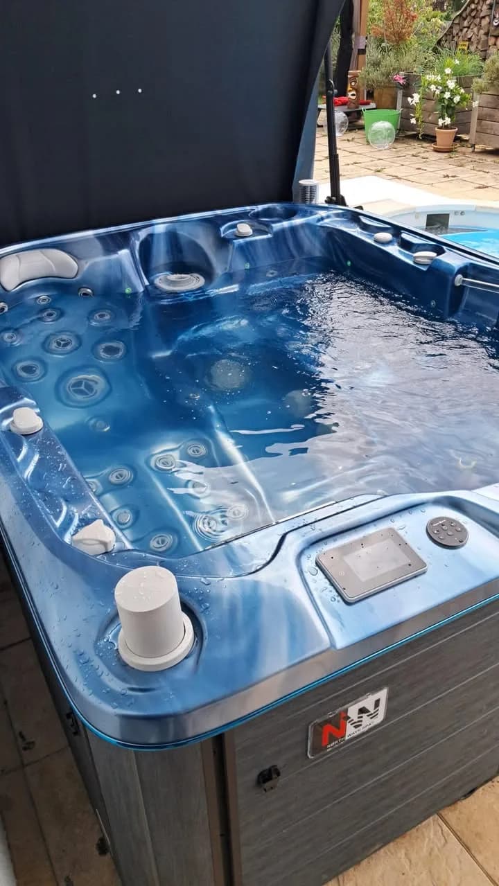Installation d'un spa Rødberg Full option à Linsdorf, autre vue du chantier