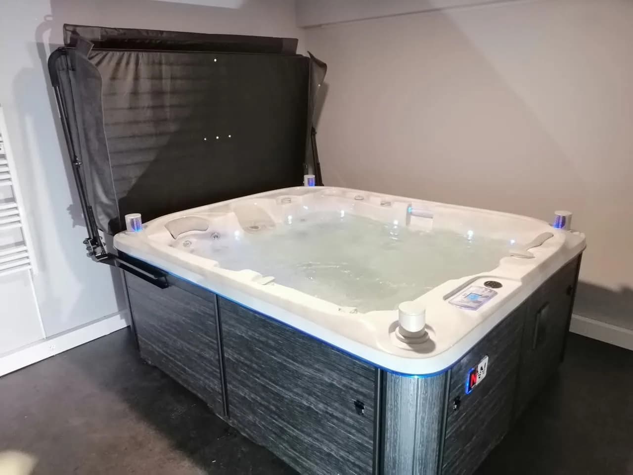 Installation d'un spa Rødberg Full option à Merxheim, en intérieur, lève-couverture