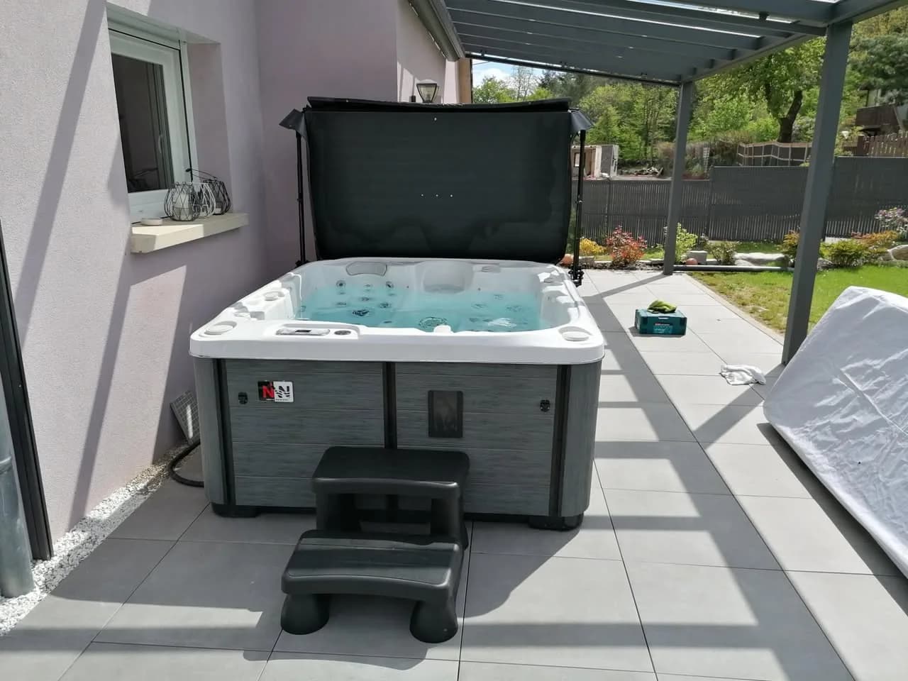 Installation d'un spa Rødberg Full option à Oberhaslach, sous une pergola, sur une terrasse carrelée