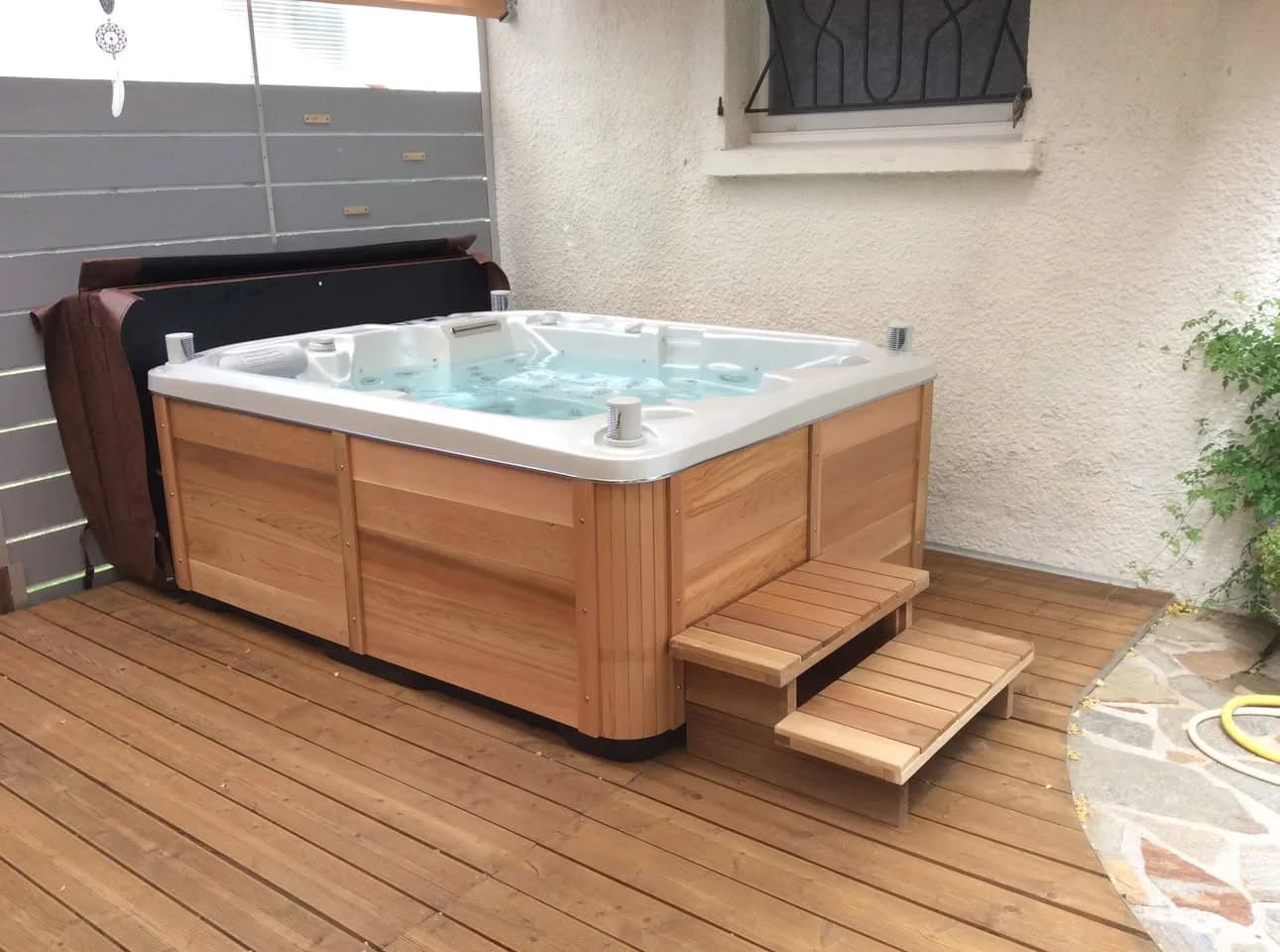 Installation d'un spa Rødberg à Nancy, sur une terrasse en bois, tablier en cèdre