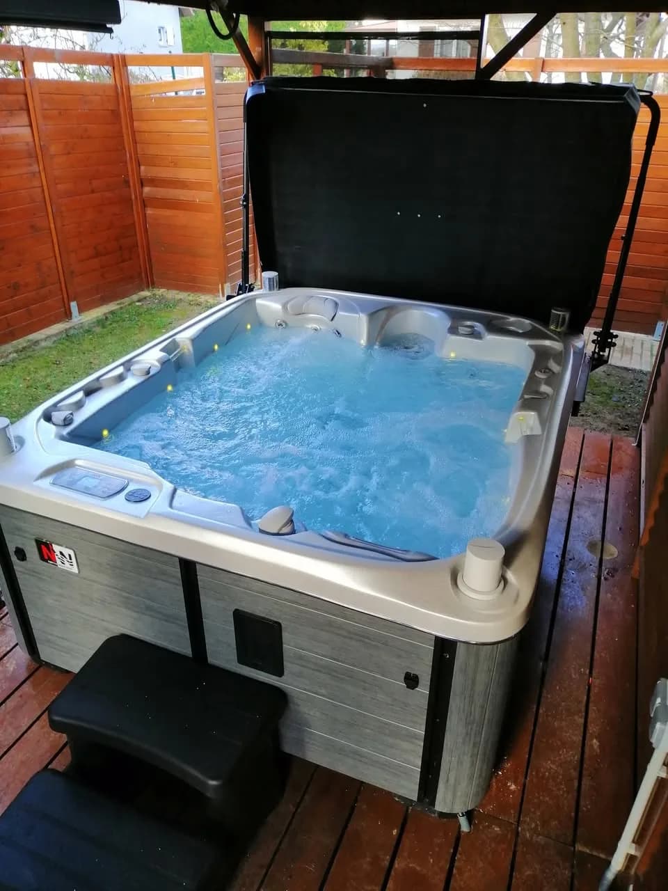 Installation d'un spa Rødberg à Wittenheim, sur une terrasse en bois, marchepied