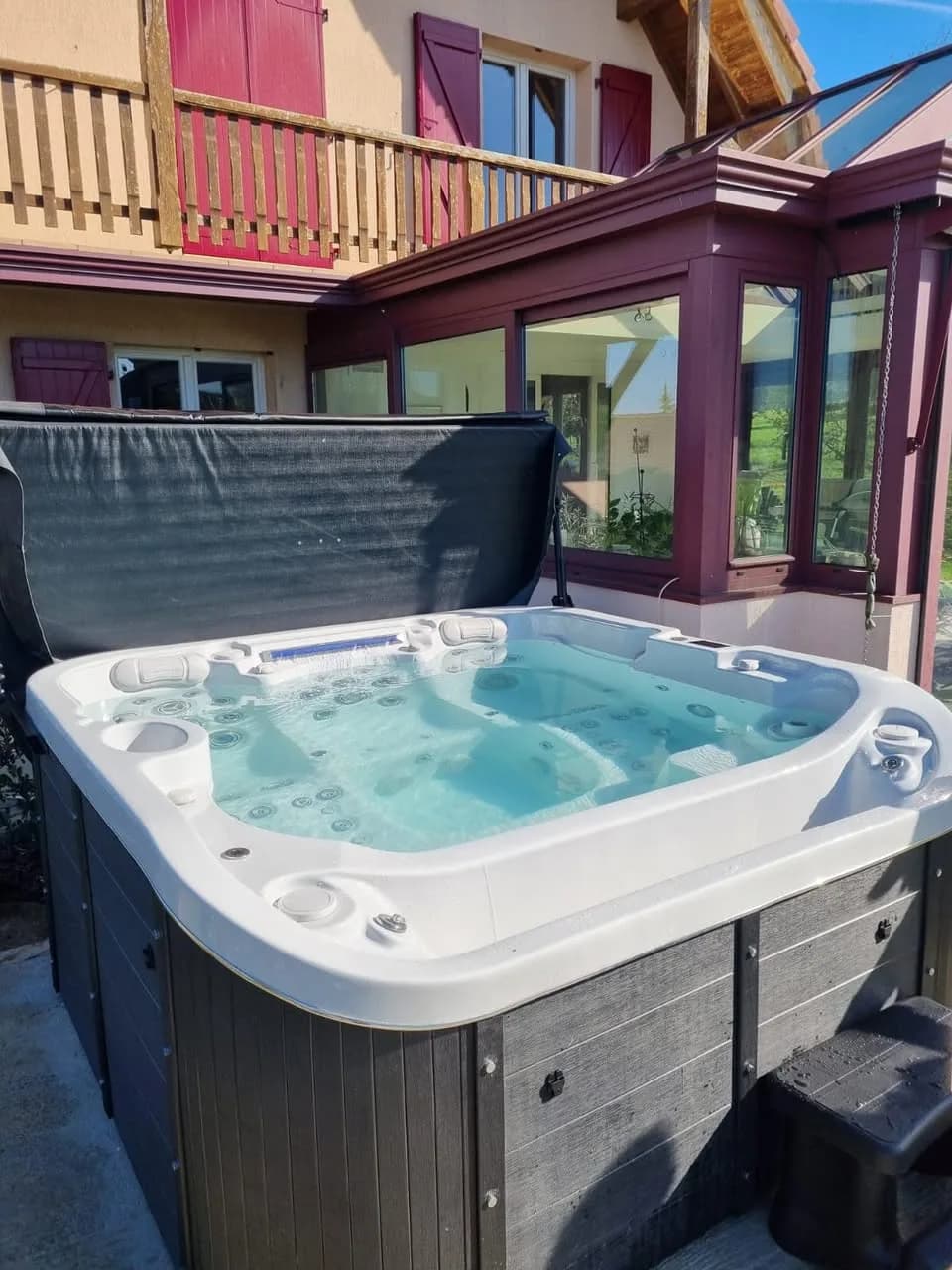 Installation d'un spa Røgaland Full option à Neuwiller, près de la véranda de la maison