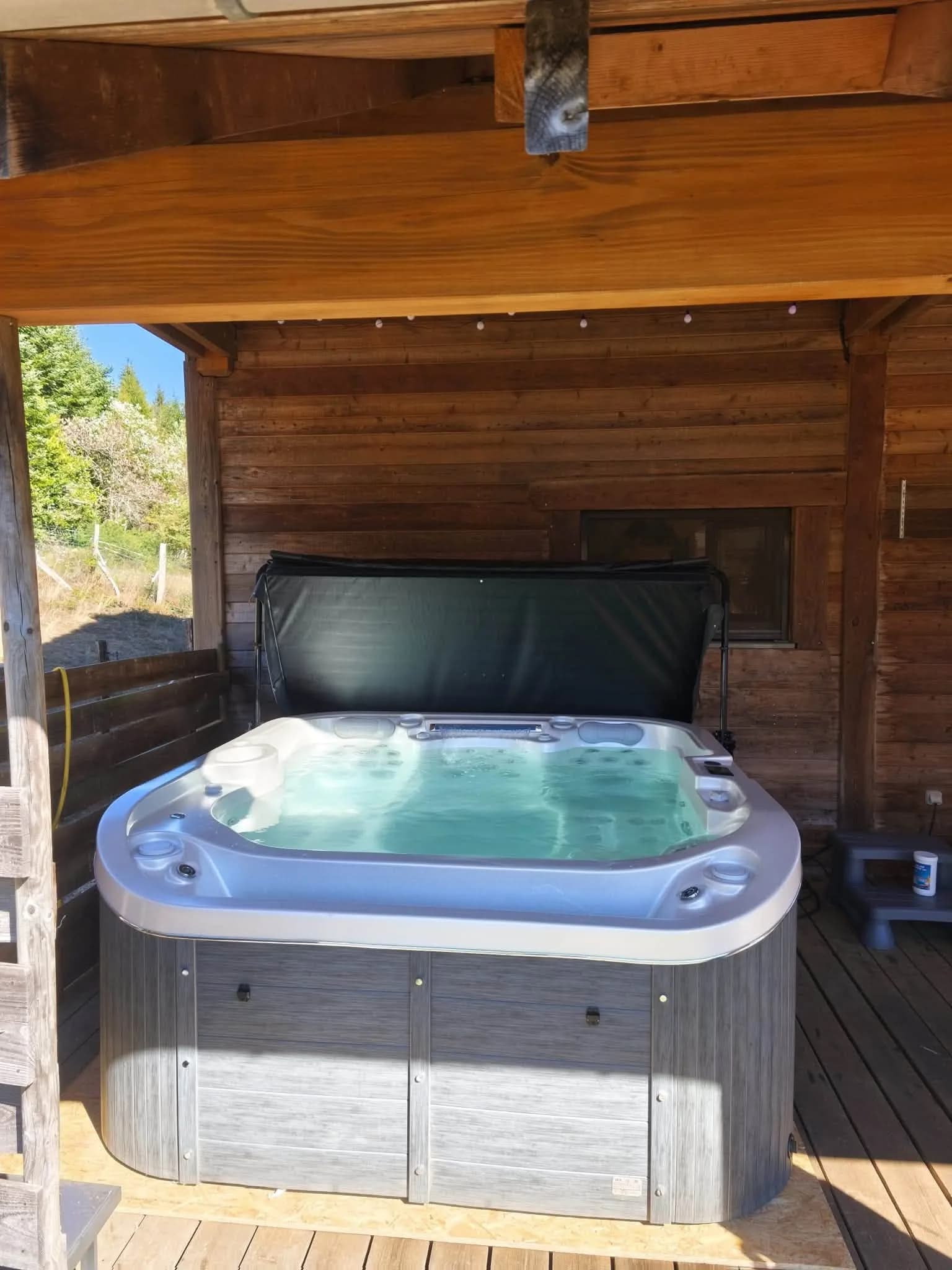 Installation d'un spa Røgaland sous un abri en bois, sous un abri en bois