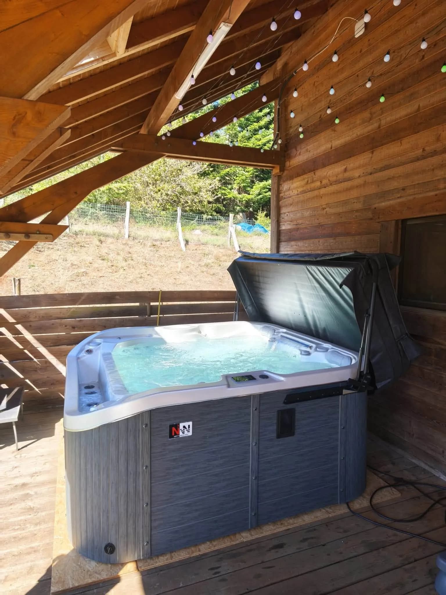 Installation d'un spa Røgaland sous un abri en bois, autre vue du chantier