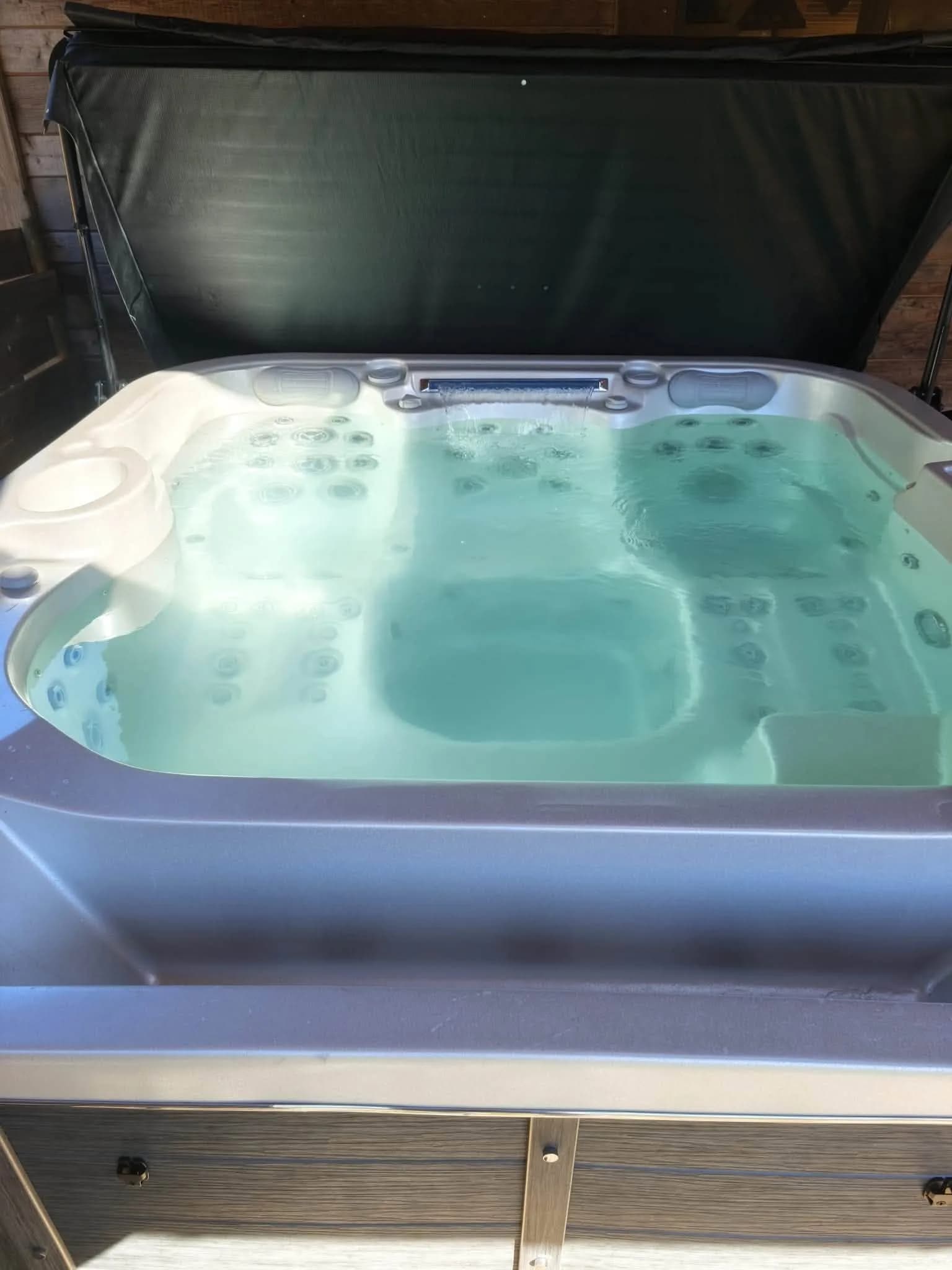 Installation d'un spa Røgaland sous un abri en bois, autre vue du chantier