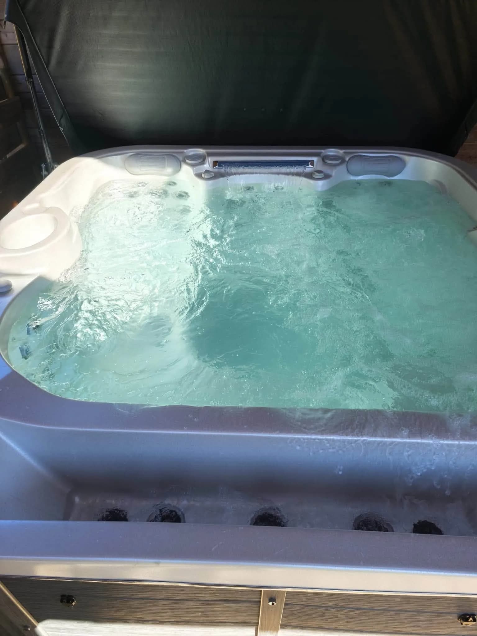 Installation d'un spa Røgaland sous un abri en bois, autre vue du chantier
