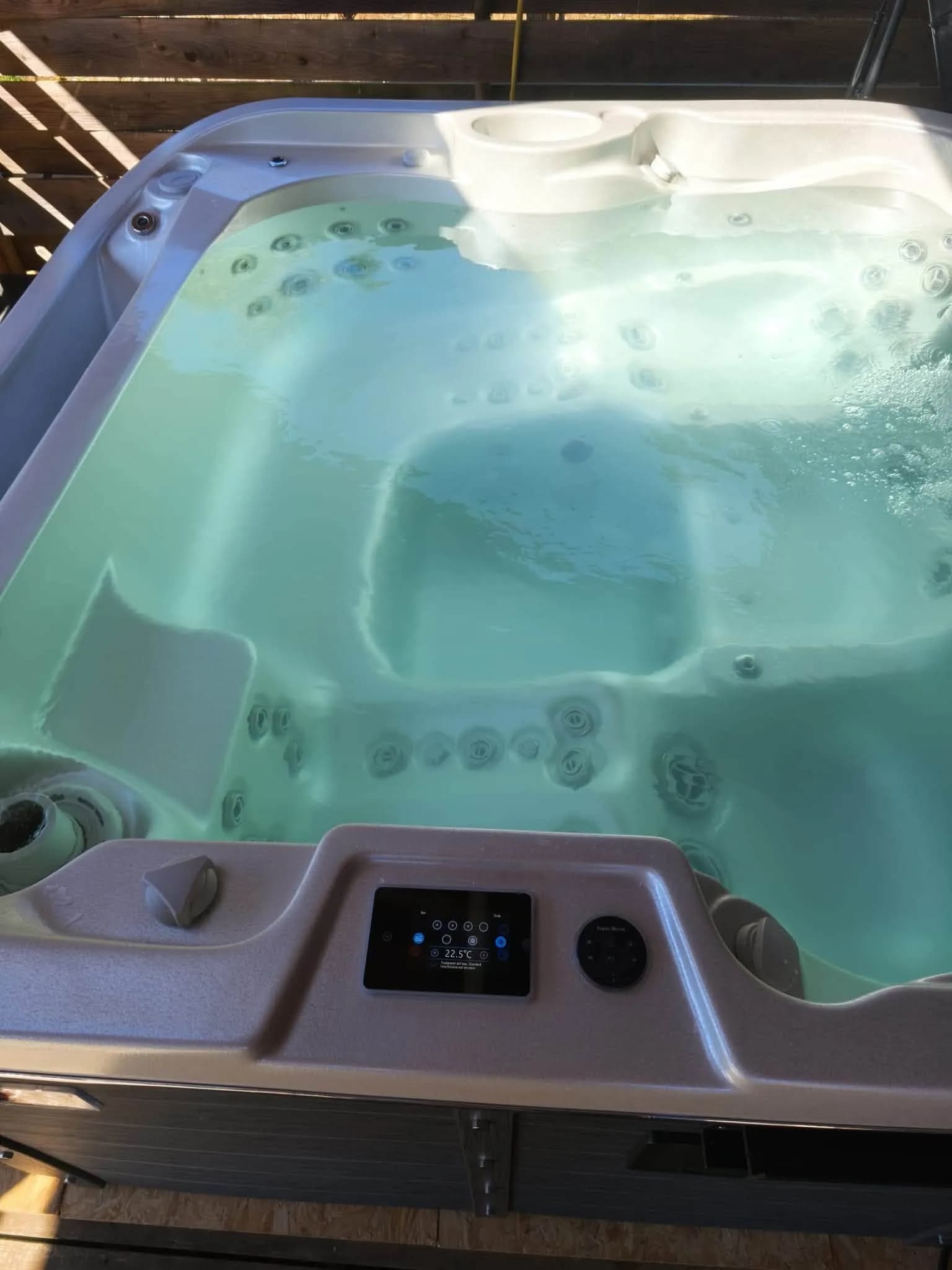 Installation d'un spa Røgaland sous un abri en bois, autre vue du chantier