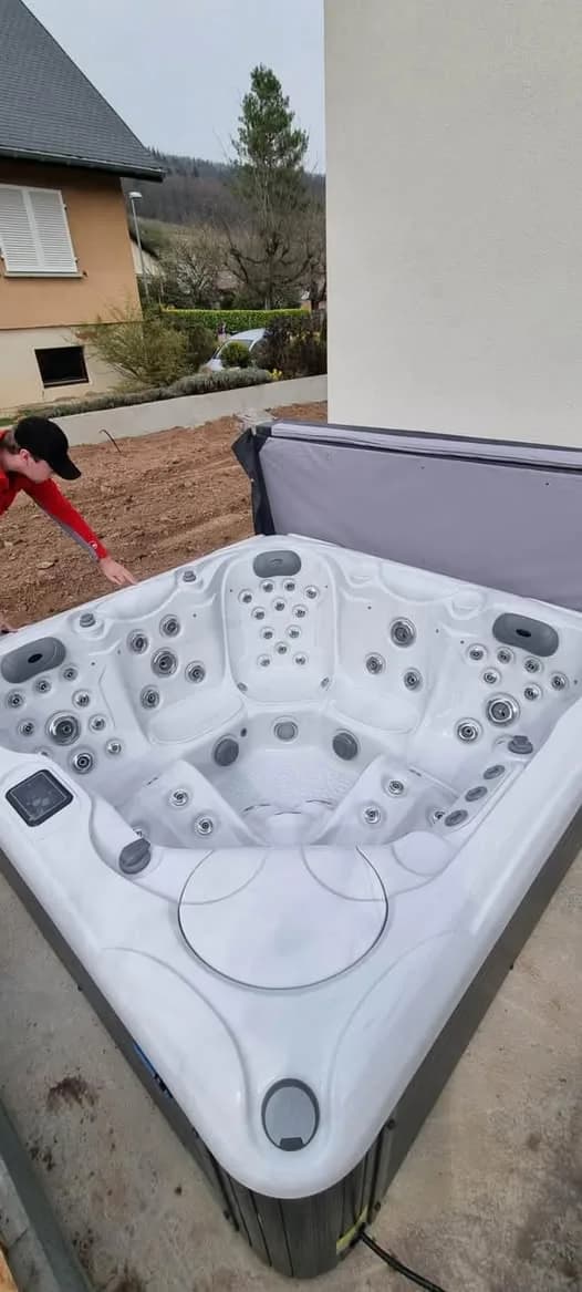 Installation d'un spa Ruby dans le Haut-Rhin, contre la maison, couverture relevée