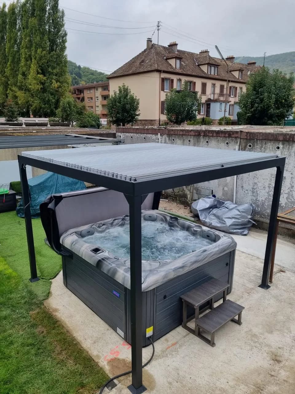 Installation d'un spa Ruby à Jungholtz, sous une pergola en aluminium