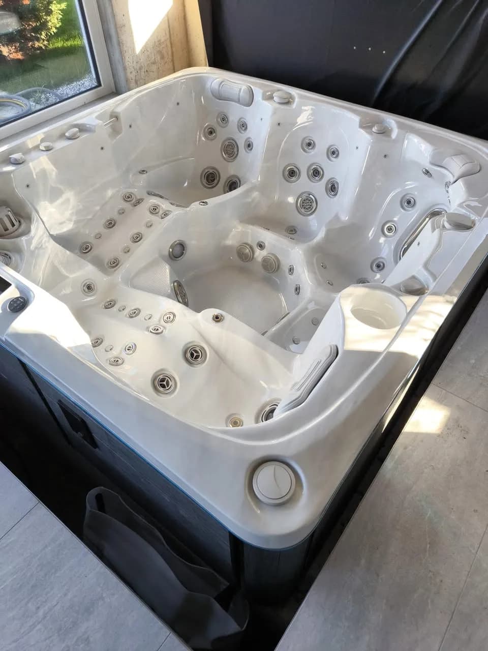 Installation d'un spa Sølveijg à Bischoffsheim, sur une terrasse