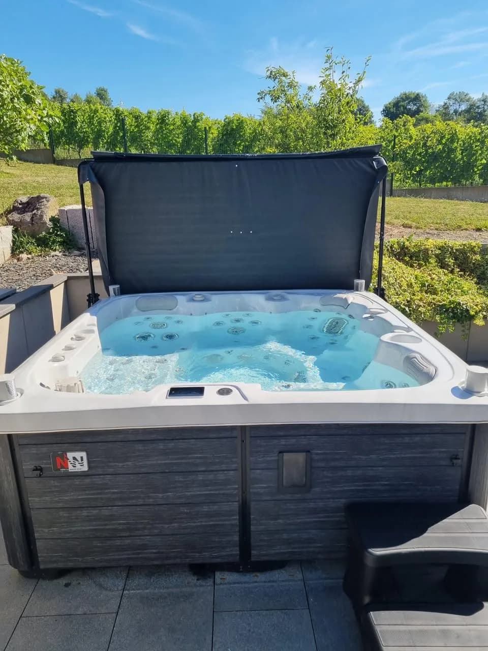 Installation d'un spa Sølveijg à Cernay, sur un dallage en bordure de jardin