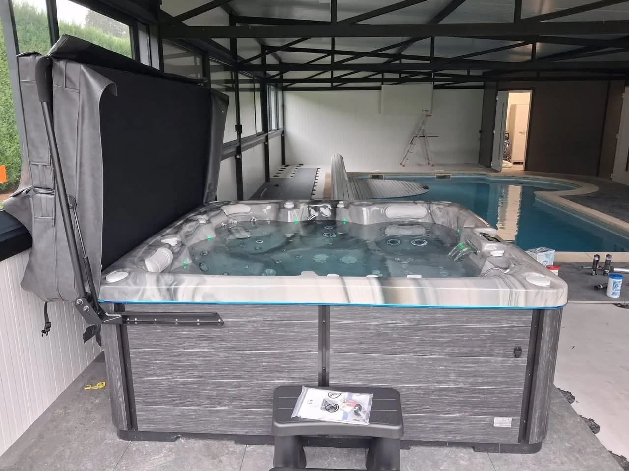 Installation d'un spa Sølveijg dans les Vosges, à l'intérieur, à côté d'une piscine couverte