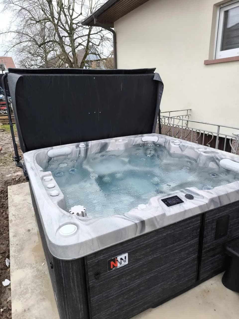 Installation d'un spa Sølveijg à Dettwiller, sur une terrasse au pied de la maison
