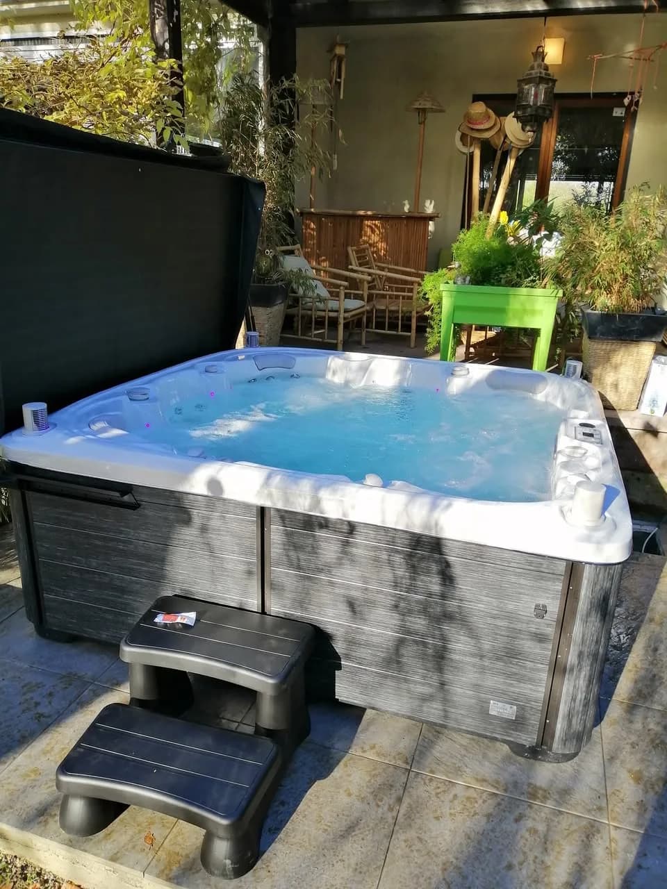 Installation d'un spa Sølveijg à Didenheim, sur une terrasse, marchepied