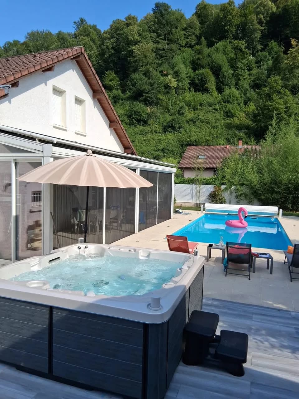 Installation d'un spa Sølveijg en Isère, sur une terrasse au bord d'une piscine