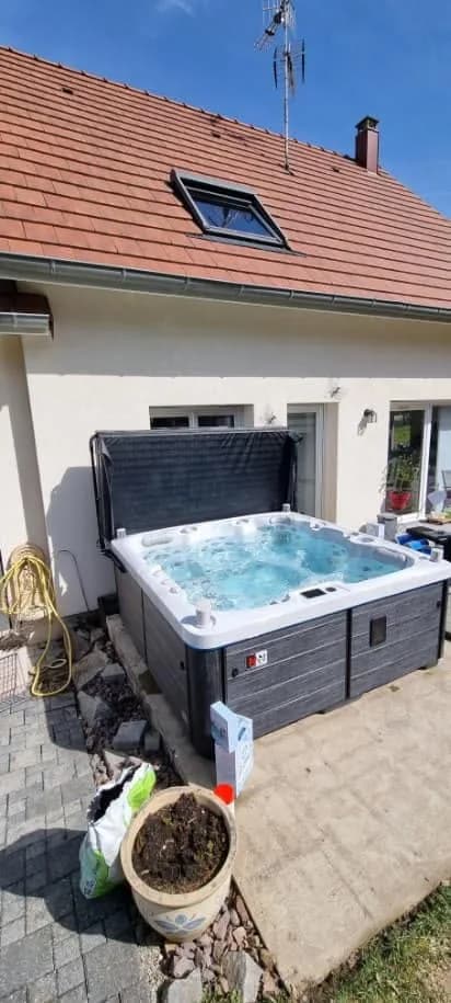 Installation d'un spa Sølveijg Full option à Altkirch, sur une terrasse au pied de la maison