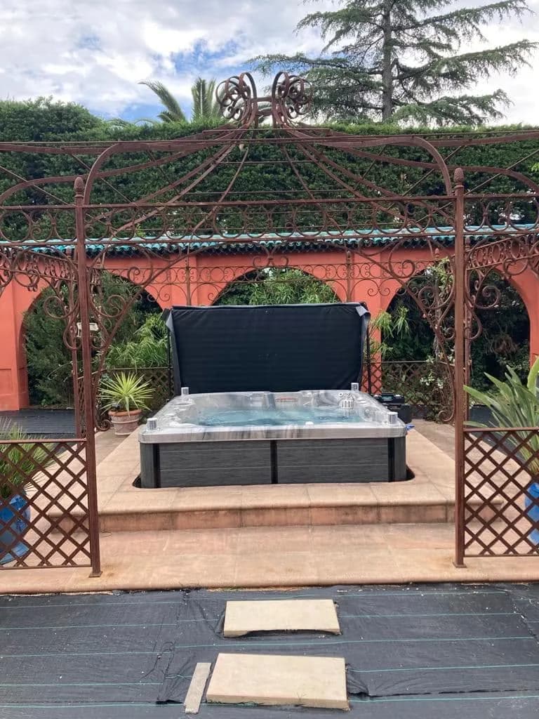 Installation d'un spa Sølveijg Full option à Antibes, sous une gloriette en fer forgé
