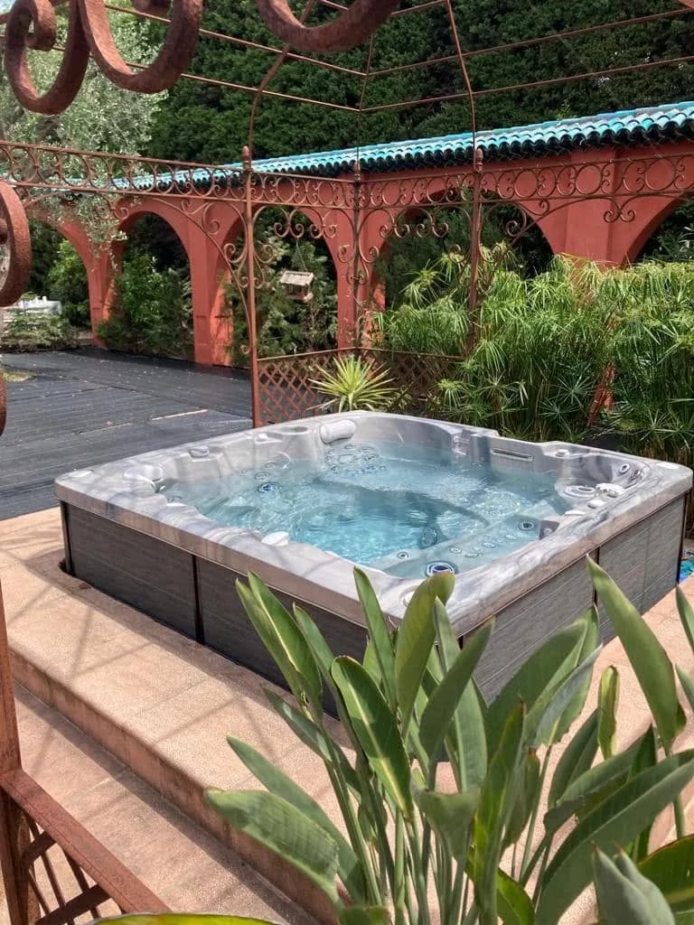 Installation d'un spa Sølveijg Full option à Antibes, autre vue du chantier