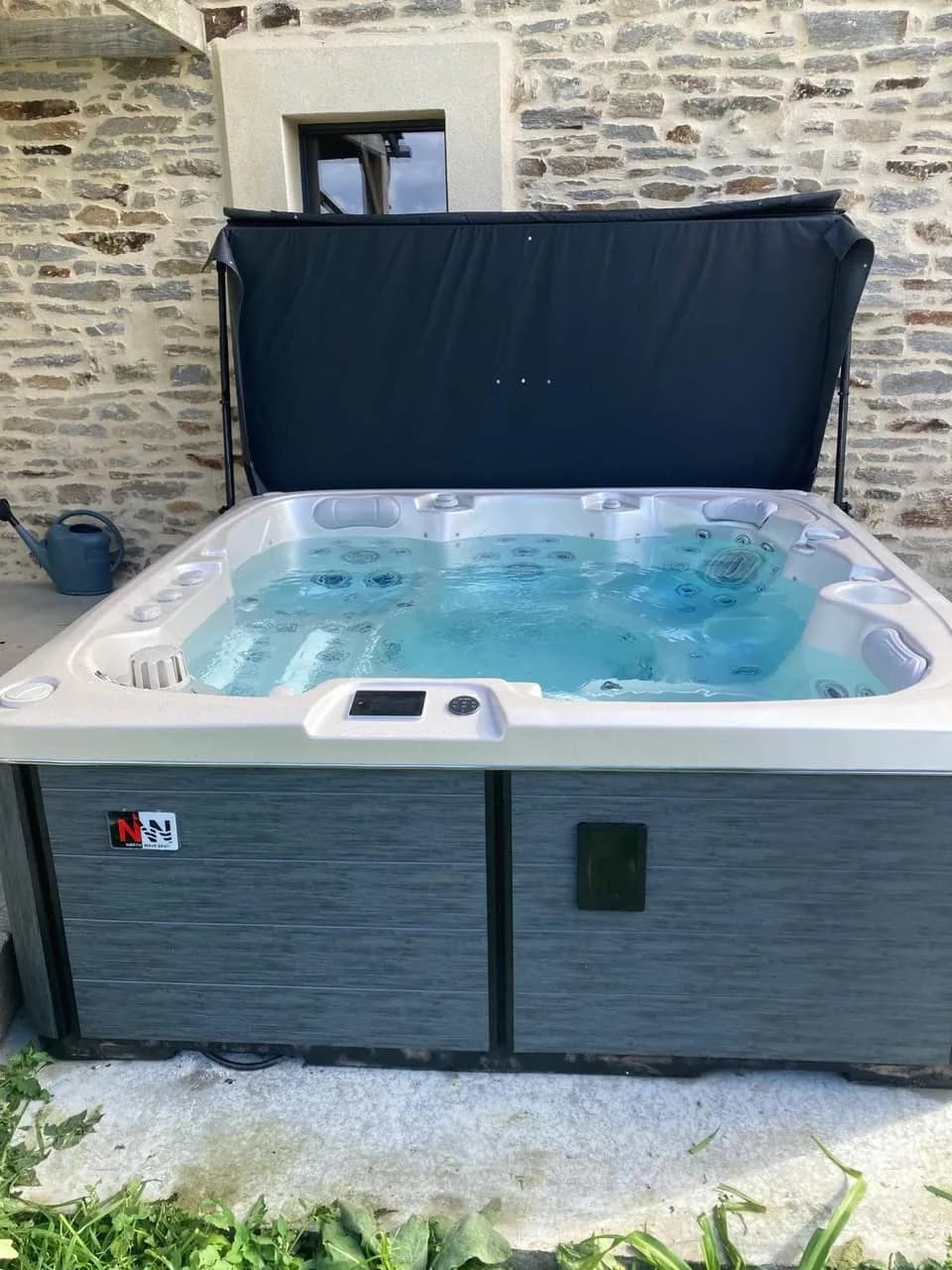Installation d'un spa Sølveijg Full option à Arzano, au pied d'une maison en pierre