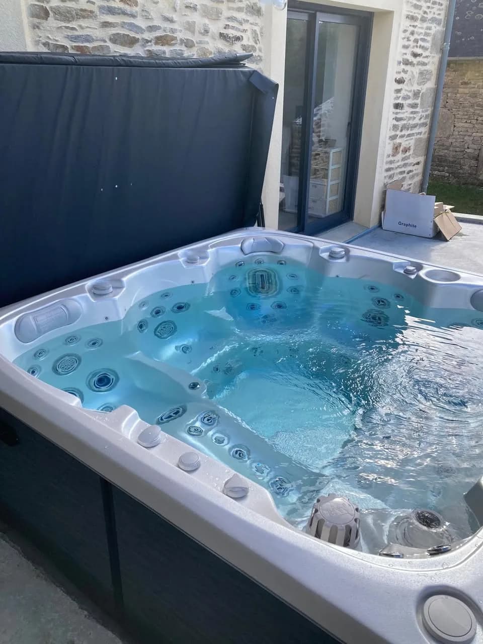 Installation d'un spa Sølveijg Full option à Arzano, autre vue du chantier