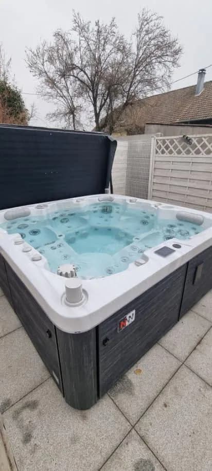 Installation d'un spa Sølveijg Full option à Aspach, sur une terrasse dallée