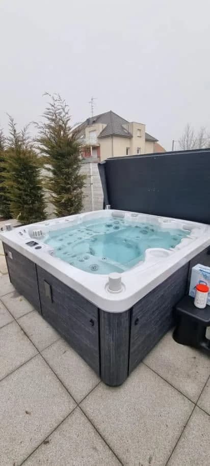 Installation d'un spa Sølveijg Full option à Aspach, autre vue du chantier