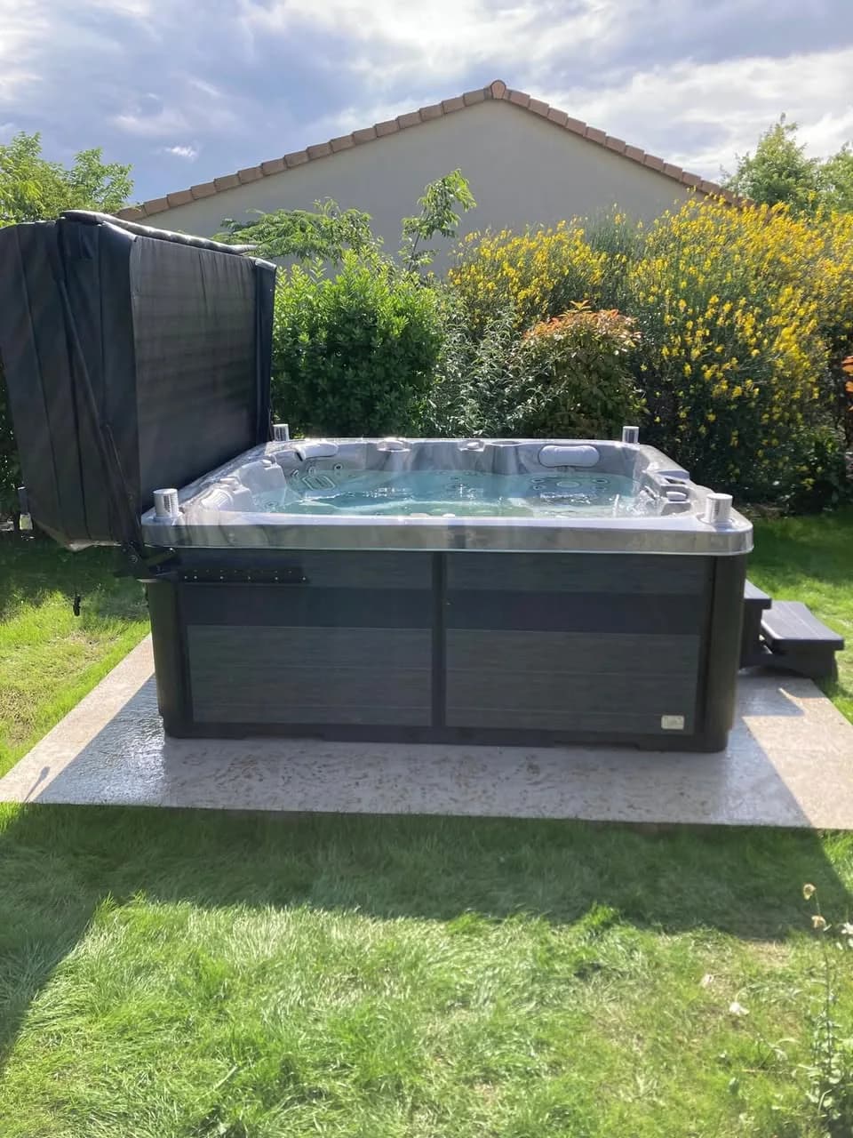 Installation d'un spa Sølveijg Full option à Beaumont-Monteux, sur une dalle au milieu de la pelouse