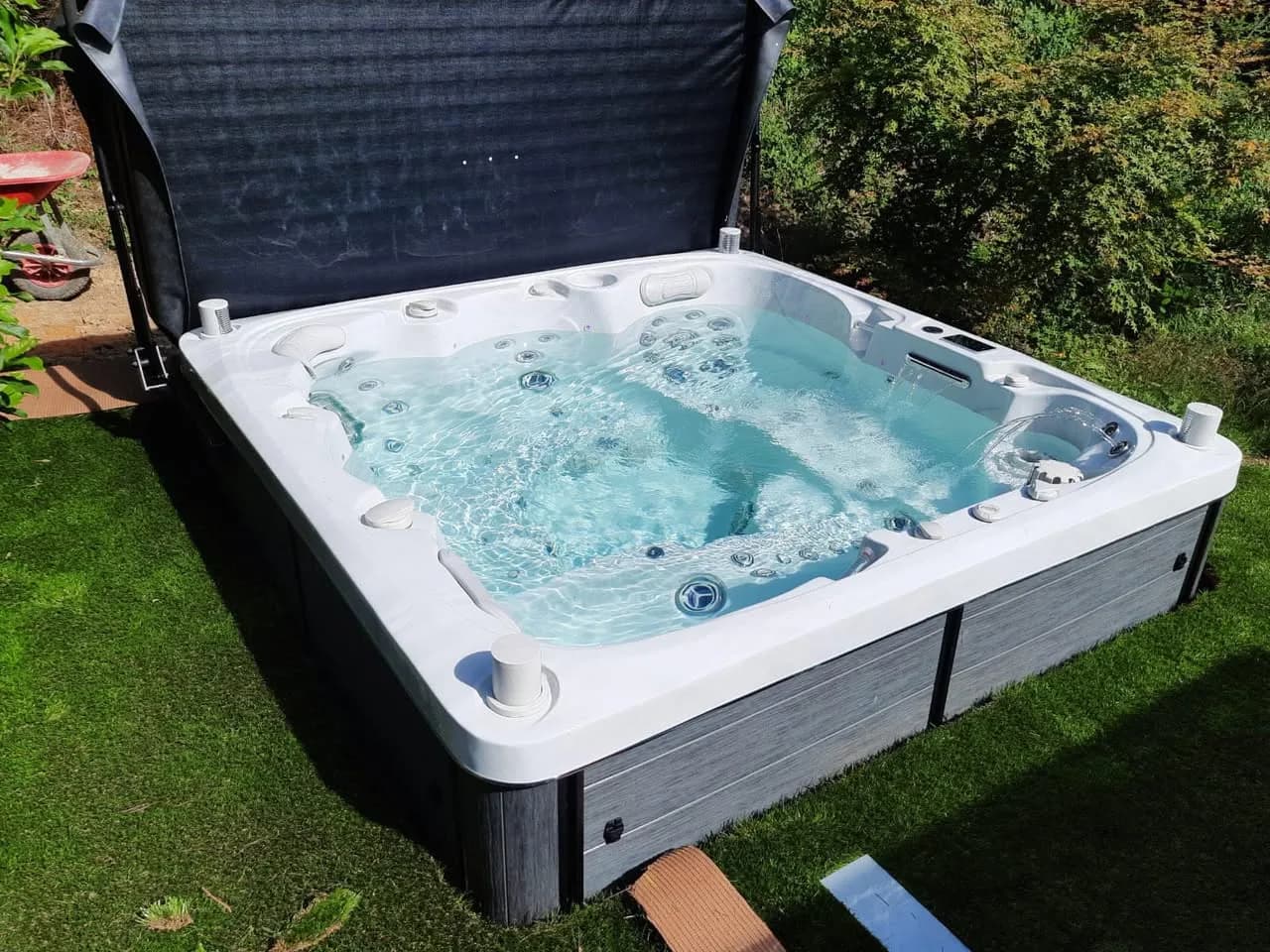 Installation d'un spa Sølveijg Full option à Buhl, sur un gazon synthétique, lève-couverture