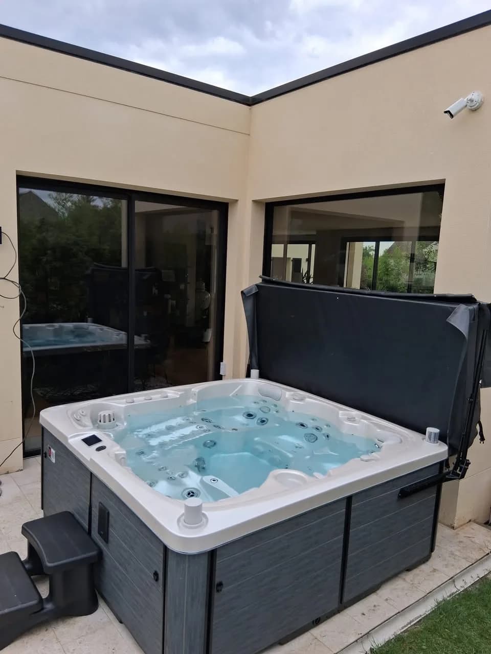 Installation d'un spa Sølveijg Full option à Bussy-Saint-Georges, autre vue du chantier