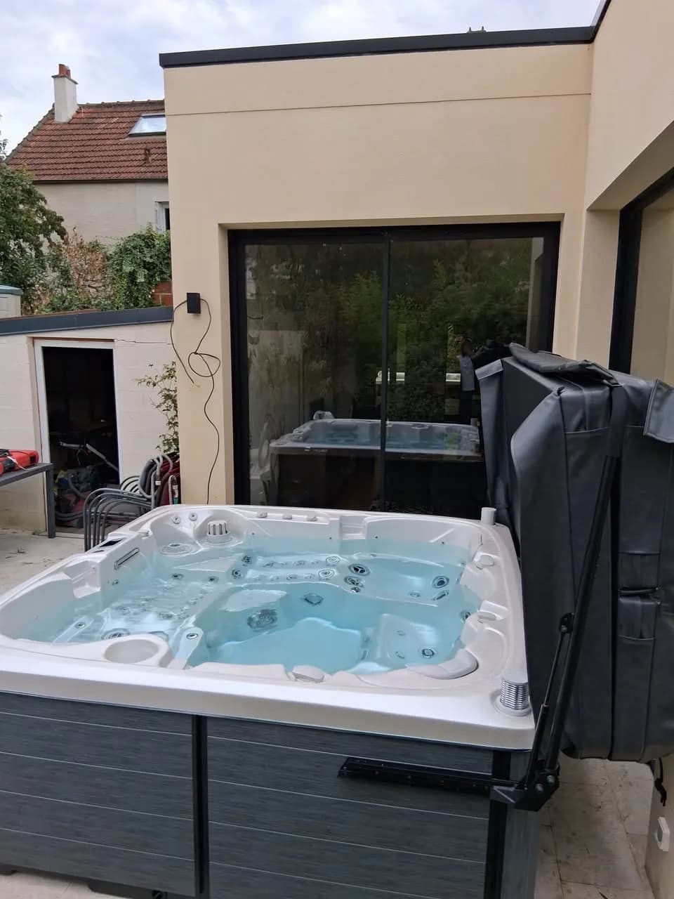 Installation d'un spa Sølveijg Full option à Bussy-Saint-Georges, autre vue du chantier