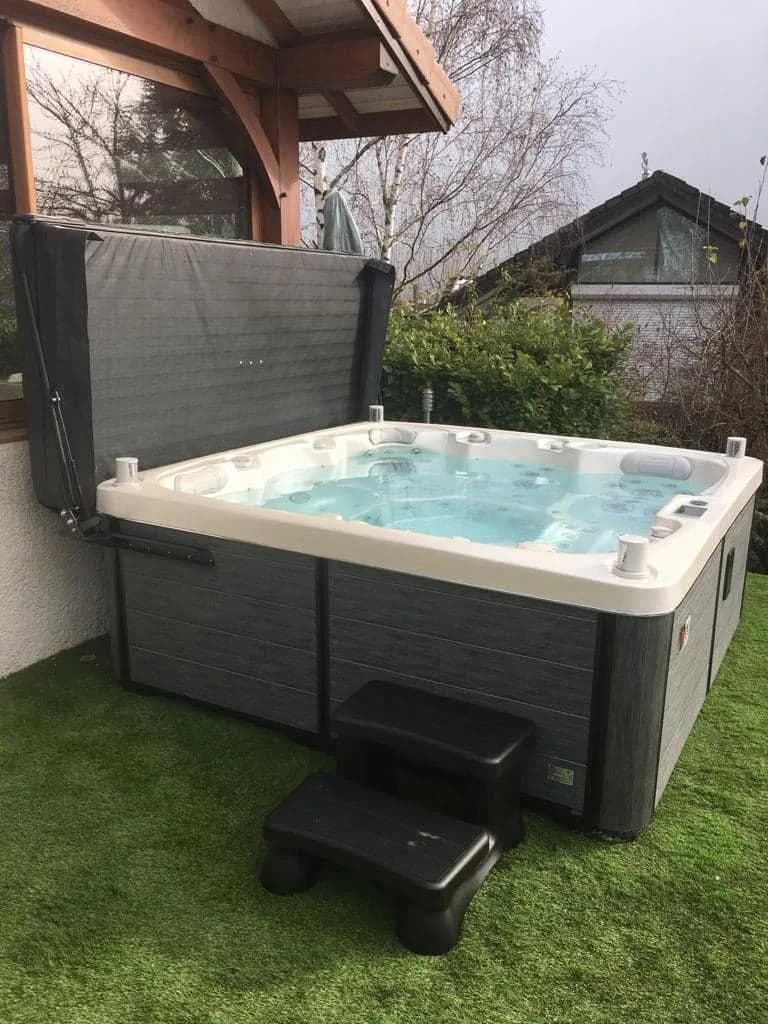 Installation d'un spa Sølveijg Full option à Challex, sur le gazon, marchepied et lève-couverture