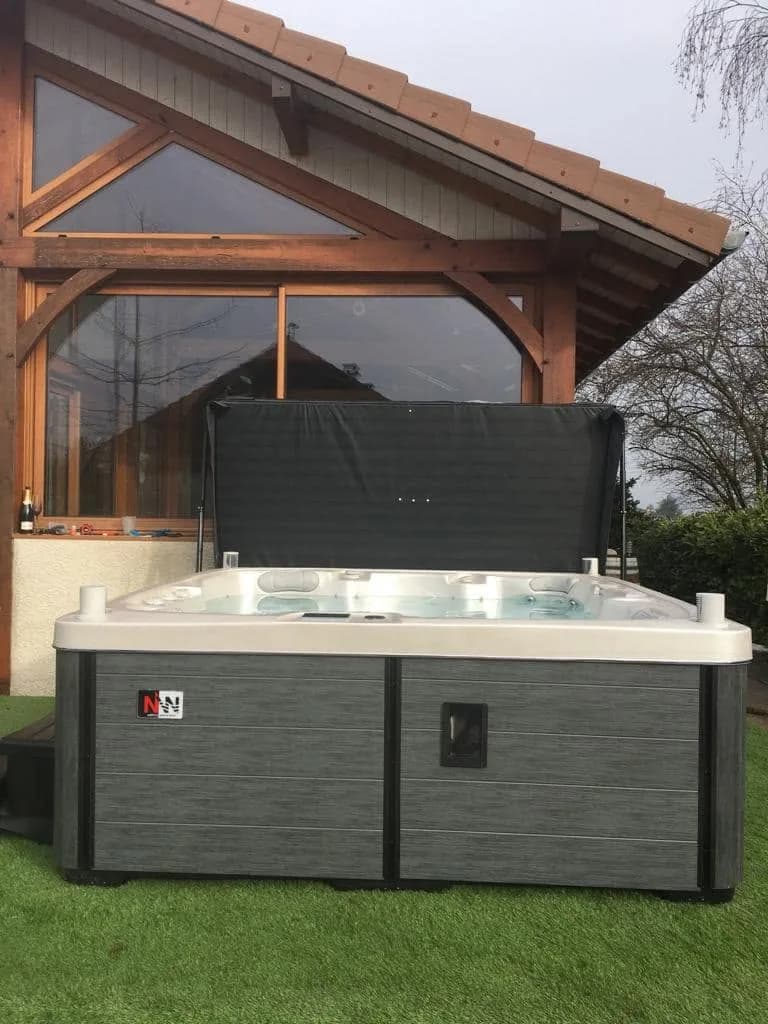 Installation d'un spa Sølveijg Full option à Challex, autre vue du chantier
