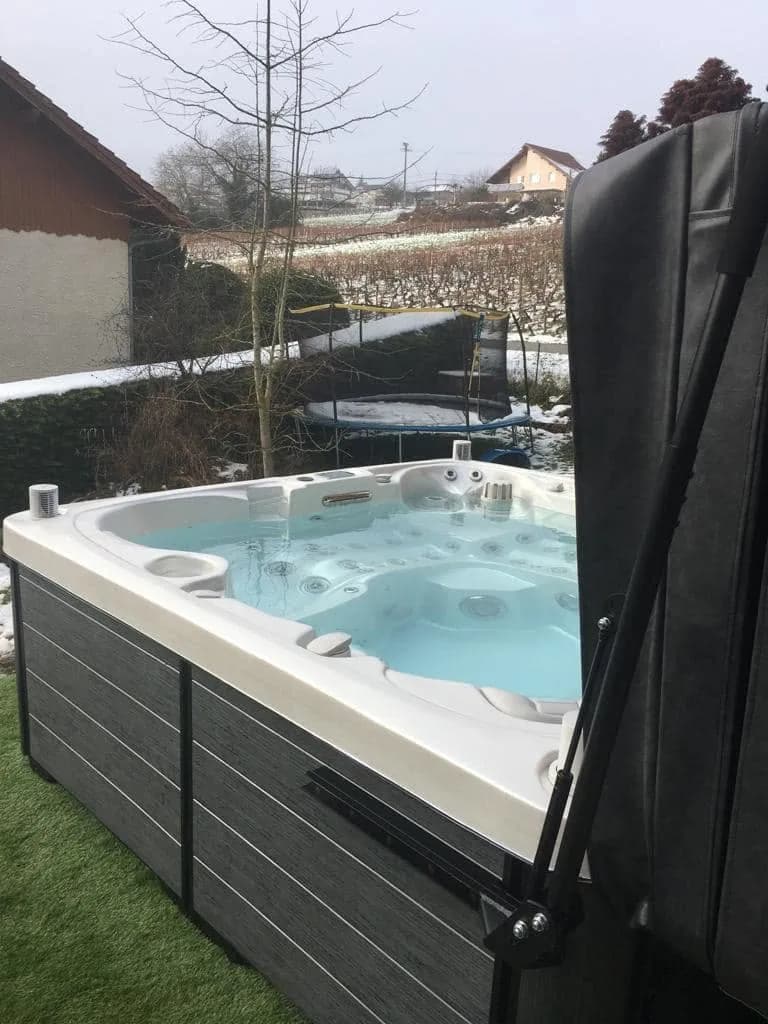 Installation d'un spa Sølveijg Full option à Challex, autre vue du chantier