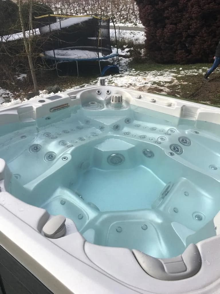 Installation d'un spa Sølveijg Full option à Challex, autre vue du chantier