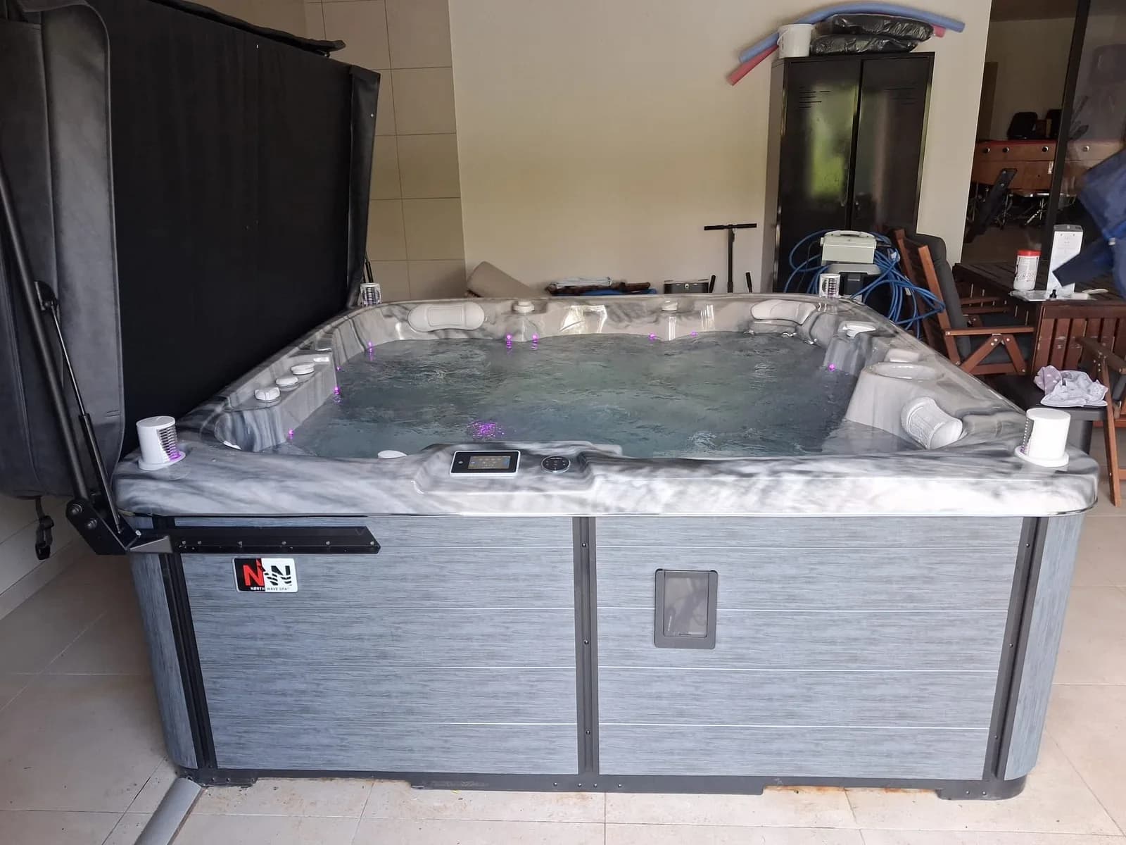 Installation d'un spa Sølveijg Full option en intérieur, en intérieur, dans une pièce carrelée avec douche