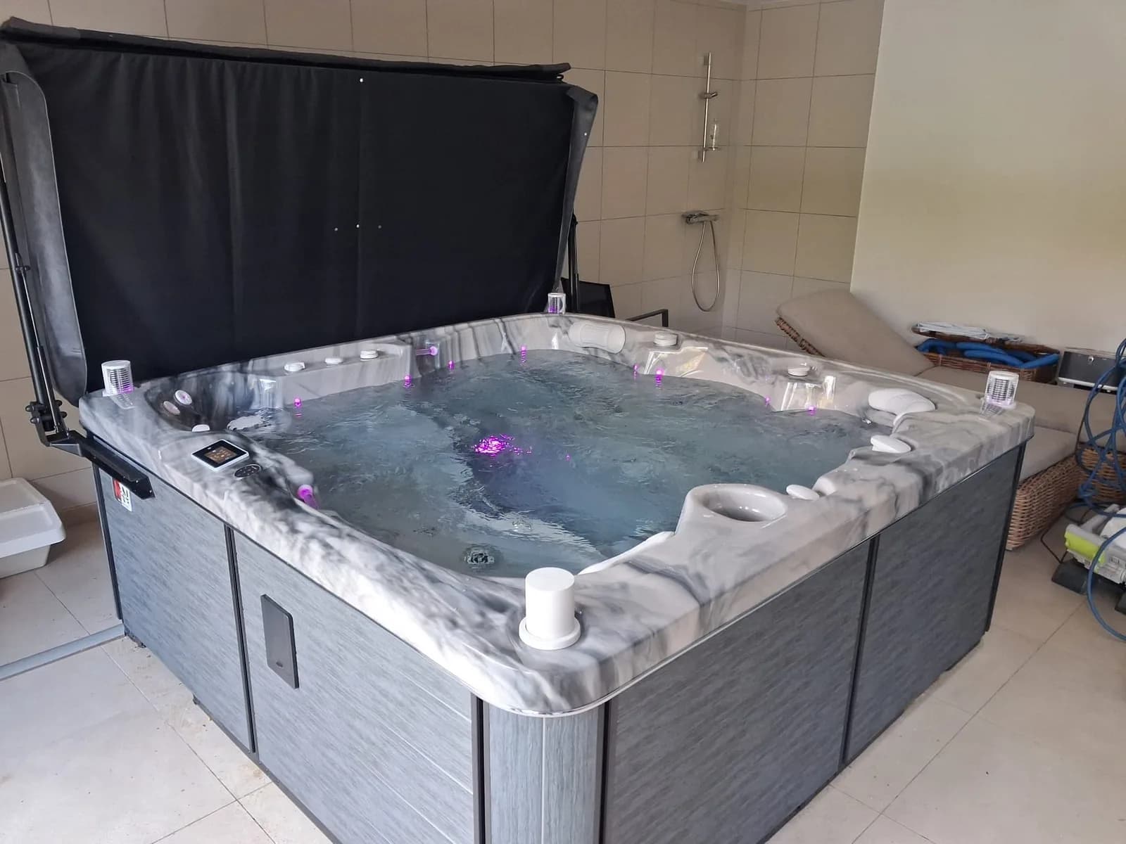 Installation d'un spa Sølveijg Full option en intérieur, autre vue du chantier
