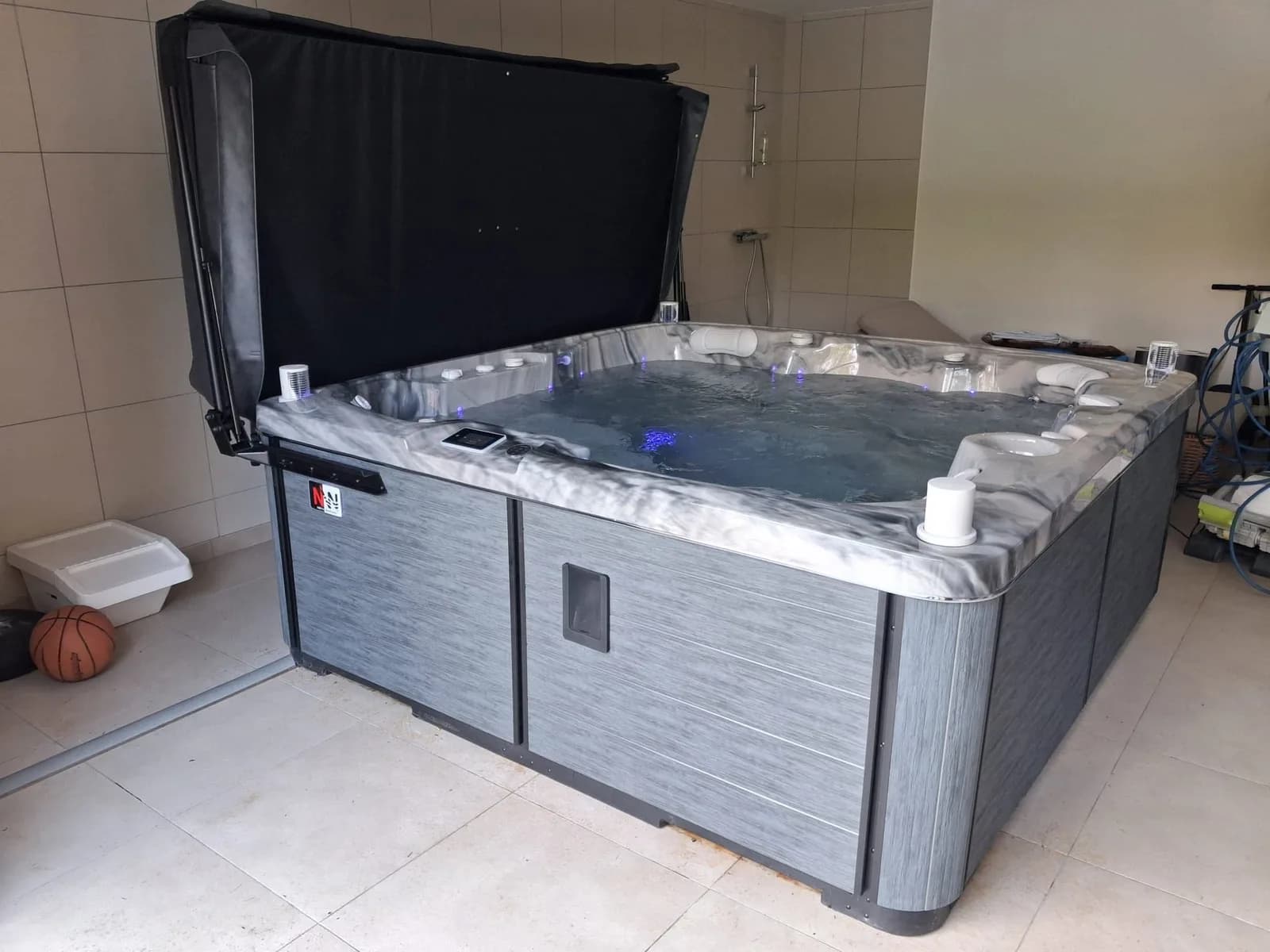 Installation d'un spa Sølveijg Full option en intérieur, autre vue du chantier