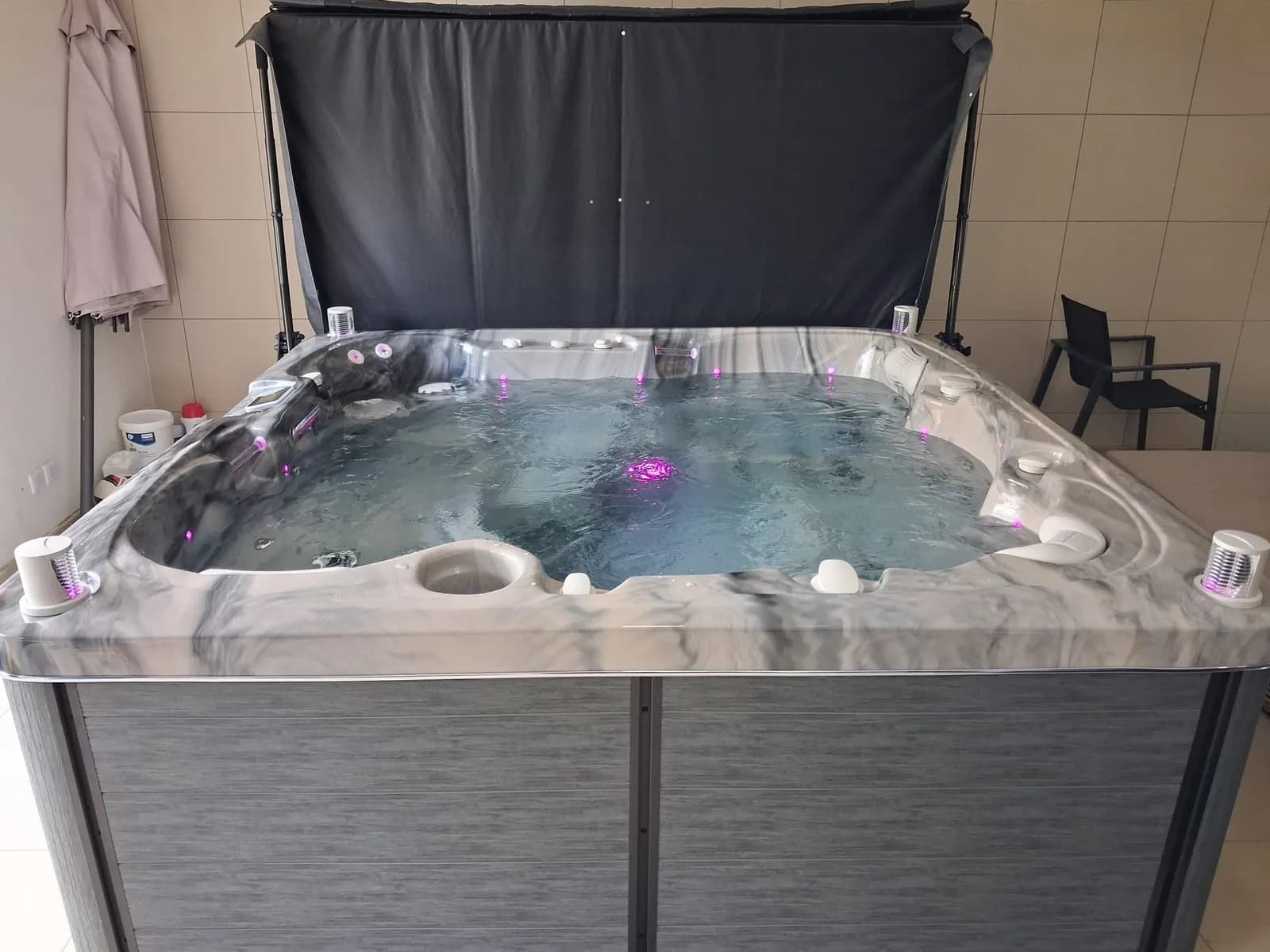 Installation d'un spa Sølveijg Full option en intérieur, autre vue du chantier
