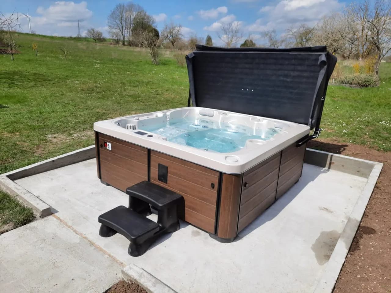 Installation d'un spa Sølveijg Full option en Moselle, sur une dalle en béton, marchepied
