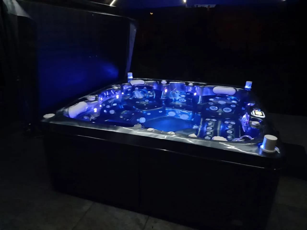 Installation d'un spa Sølveijg Full option à Ensisheim, de nuit, éclairage LED