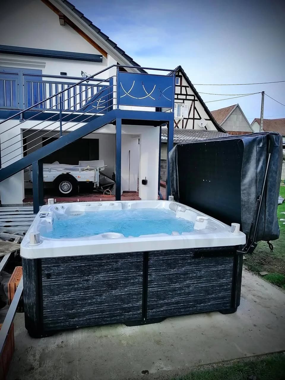 Installation d'un spa Sølveijg Full option à Forstfeld, sur une dalle dans la cour